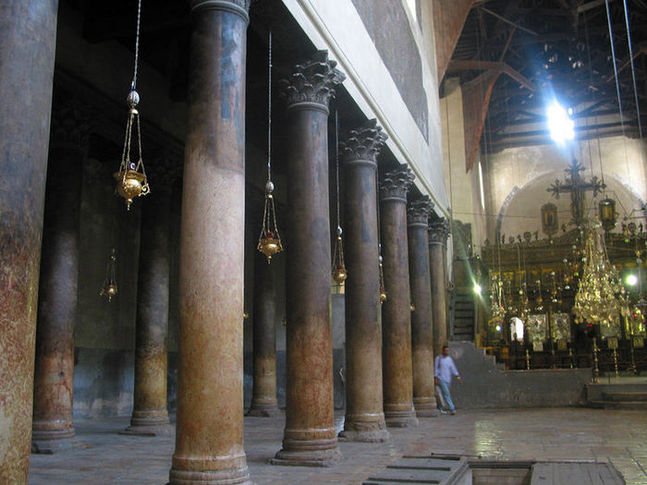 Födelsekyrkan i Betlehem besöks årligen av miljoner turister. Höjdpuntkerna är de stora högtiderna jul och påsk.