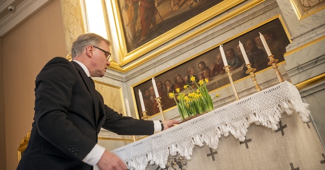 Kyrkvaktmästare Anders Granvik i Jakobstad bereder altaret till påsk