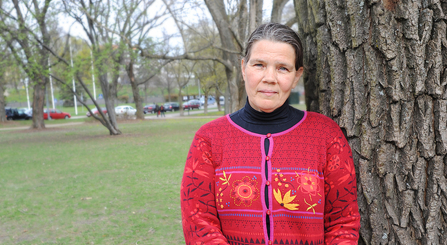 Bodil Sandell tycker att vi förlorat sanningsbegreppet när alla sanningar i vår tid är lika gångbara.
– Livet är som en saga, men ändå på riktigt, säger hon. (Foto: Tomas von Martens)