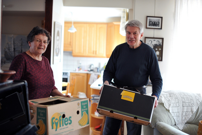 Paret WIkström fyller lådor med husgeråd som ska finnas i de sju lägenheter i Sibbo där de iranska flyktingarna snart flyttar in. 