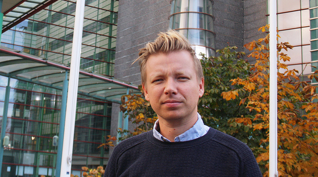 Emanuel Karlsten är uppväxt inom Frälsningsarmén på Gotland. Nu bor han i Göteborg och jobbar bland annat som krönikör på Göteborgsposten.