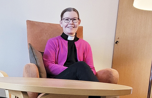 Anne Koivula har gjort praktik på kyrkans familjerådgivning som tar emot på Tredje linjen i Helsingfors.