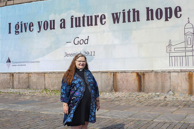 Helene Liljeström tycker att citatet vid domkyrkan
är väldigt väl valt. På svenska lyder motsvarande bibelställe: ”Jag skall ge er en framtid och ett hopp.”