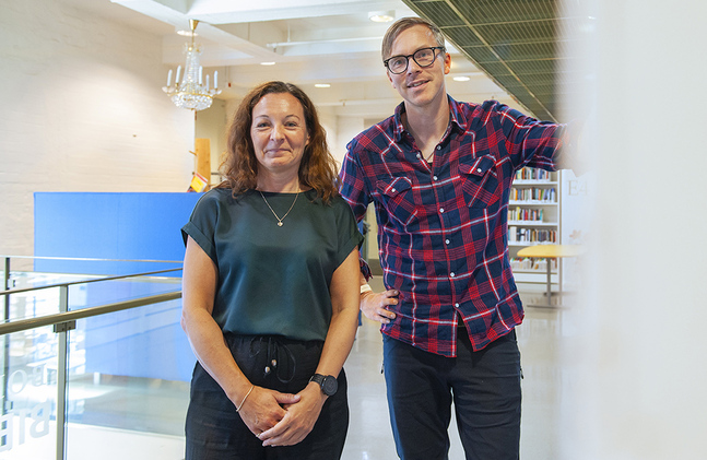 Forskarna Marina Lindell och Janne Berg gräver i hur polariserade vi finlandssvenskar är, och hur vi kan närma oss varandra. 
