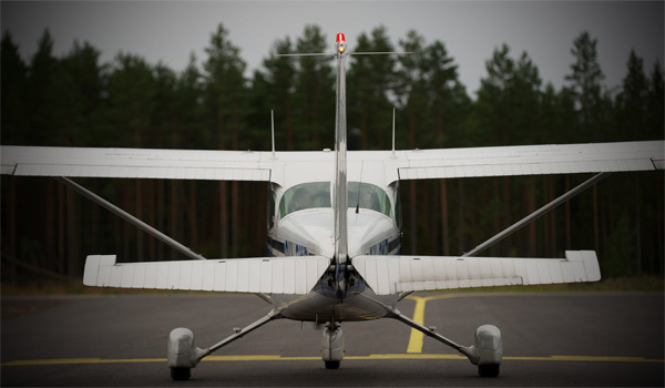 MAF:s Cessna "Charlie-Mike-Papa" på väg upp i luften.