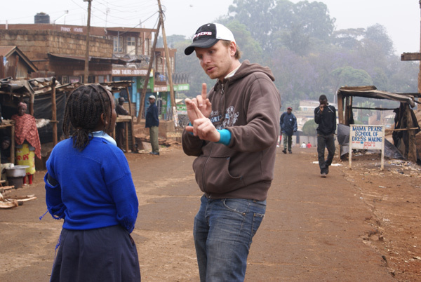 Regissören Dome Karukoskis (bilden) film Leijonasydän fick bidrag från Kyrkans Mediestiftelse. På bilden regisserar Karukoski en kortfilm i Kenya 2010.