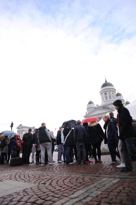 Matkön ringlar sig lång.