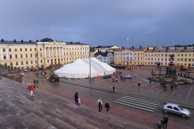 Tältet på domkyrkans torg används för måltider, umgänge och workshops.