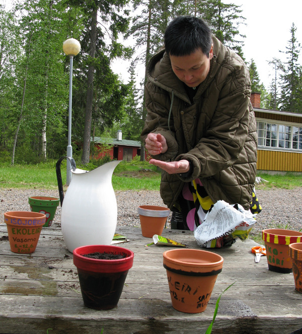 Kaplan Päivi Jussila har lett ekoskriftskolan i Tuira församling.