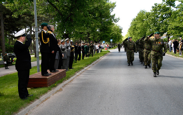 Många beväringar vill diskutera relationer och pengabekymmer med militärpastorn. Bilden är från en marsch vid Nylands Brigad.