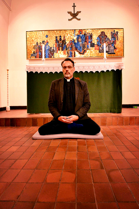 Prästen Kent Danielsson är utbildad meditationslärare och håller meditationskvällar och retreater. 