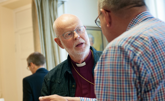 KG Hammar diskuterar begreppet synd med en av deltagarna på bokreleasen av Kristendomens hjärta i Helsingfors.