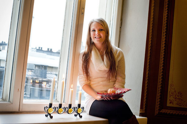 Nora Peltola och hennes tärnor sprider ljus på äldreboenden, skolor och sjukhus. 