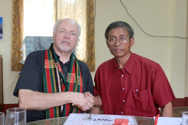 Johan Candelin, ordförande för Martyrkyrkans Vänner, skrev avtal med biskop Andrew Mang Lone.