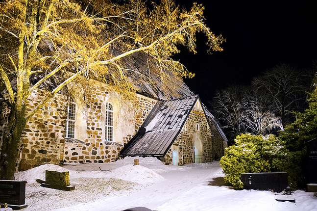 Pargas kyrka i fasadbelysning.