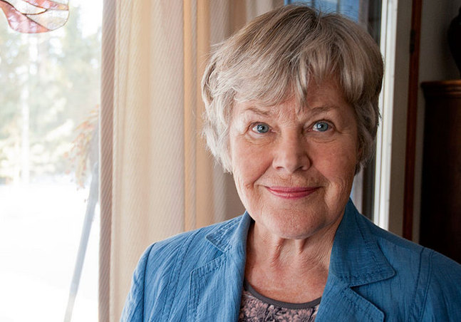 Elisabeth Rehn gillar att sitta i kyrkor och njuta av atmosfären.