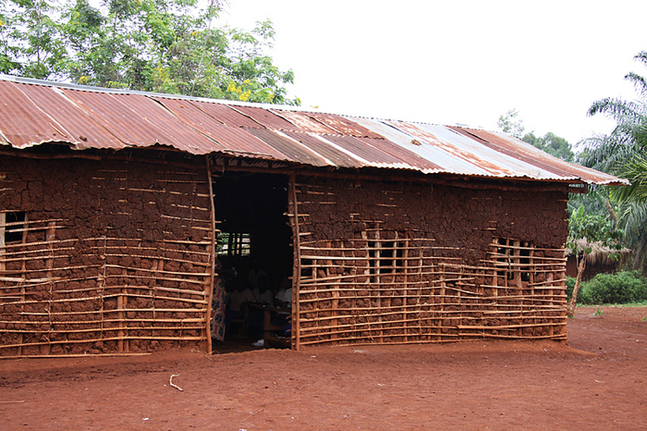 Den nuvarande Tendelaskolan är byggd av pinnar och lera och kräver ständiga reparationer.