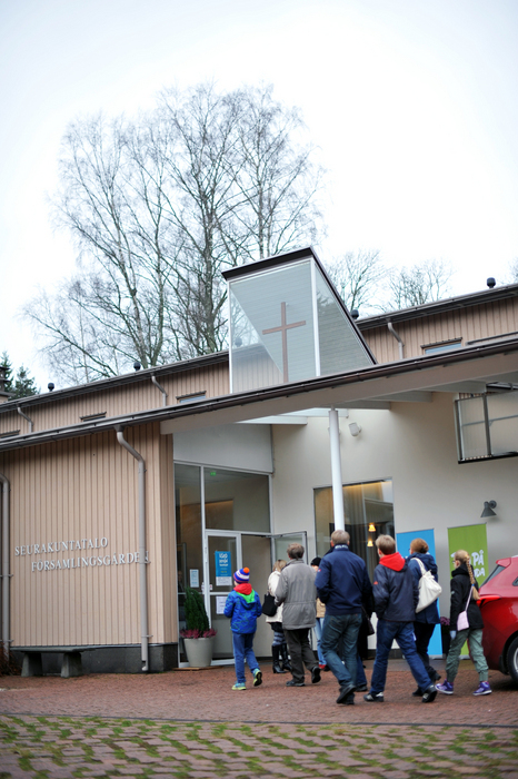 I församlingsgården samsas den svenska församlingen med Esbo domkyrkoförsamling. 