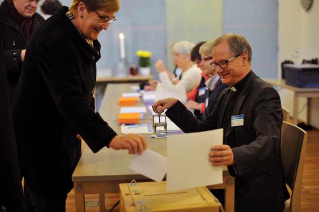 I Esbo svenska församling röstades det livligt redan på förmiddagen. Kyrkoherde Roger Rönnberg stämplar röstsedlar.