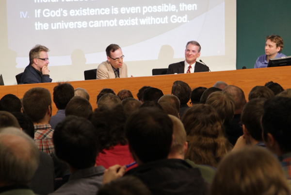 Kari Enqvist (t.v.) och William Lane Craig (andra f.h.) diskuterade Guds existens på Veritas Forum i Helsingfors.