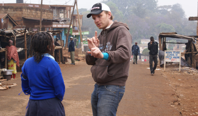 Regissören Dome Karukoskis (bilden) film Leijonasydän fick bidrag från Kyrkans Mediestiftelse. På bilden regisserar Karukoski en kortfilm i Kenya 2010.