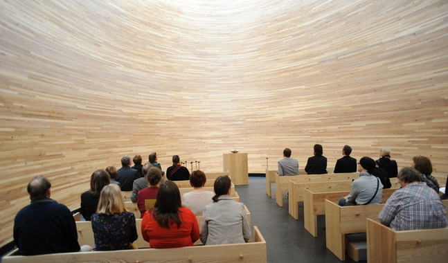 I kapellet i Kampen ordnas inga gudstjänster eller förrättningar. Enkla tillställningar ska uppmuntra människorna att stilla sig.