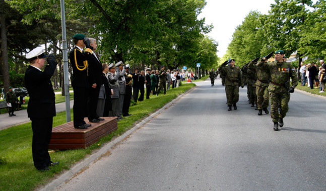 Många beväringar vill diskutera relationer och pengabekymmer med militärpastorn. Bilden är från en marsch vid Nylands Brigad.