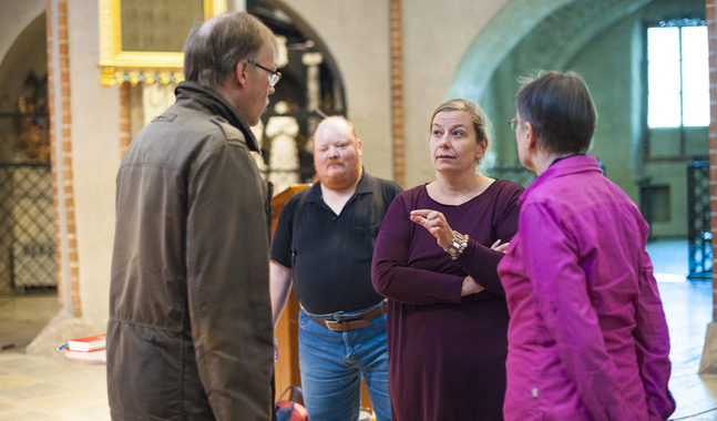Johan Brandt T. Gäddnäs, Magnus Taxell, Mia Bäck och Mona Syrjälä diskuterar den knepiga akustiken i Åbo domkyrka. 