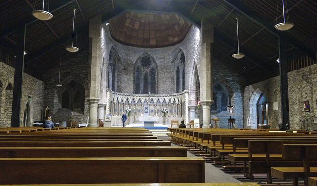 Den här bilden är tagen i St. Marys Church i Dingle, Irland. Där firar kyrkorna tillsvidare mässa, men inte med fler än 100 personer.
