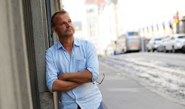 Juha Lehtola har egna erfarenheter av sorg, men filmen om Oliver som förlorar sina föräldrar i en bilolycka är en fiktiv berättelse.