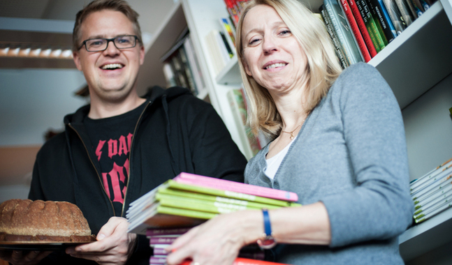 Dadelkaka och böcker är en strålande kombination, lovar Kalle Sällström och Åsa Nordström. 