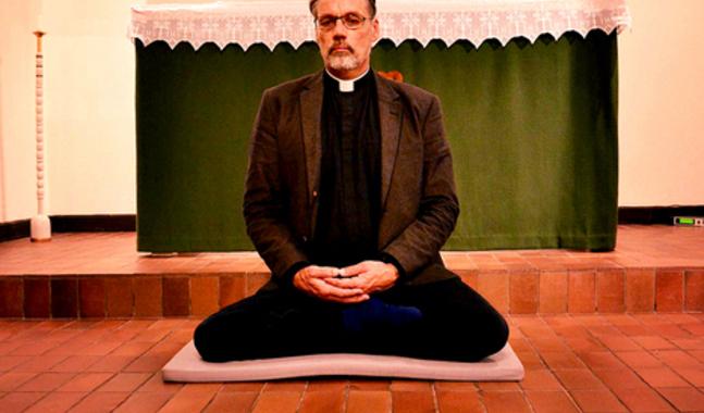 Prästen Kent Danielsson är utbildad meditationslärare och håller meditationskvällar och retreater. 