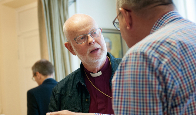 KG Hammar diskuterar begreppet synd med en av deltagarna på bokreleasen av Kristendomens hjärta i Helsingfors.
