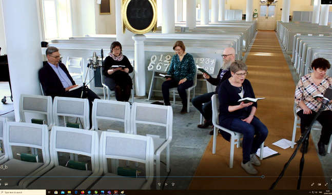 Här bandas körsång till en gudstjänst i Korsholms svenska församling.