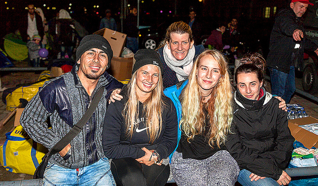 Många flyktingar ville ta bilder av sig själva tillsammans med volontärerna på Kos. Sofia Lindgård andra från vänster.