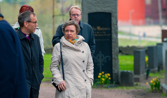 Biskop Björn Vikström och lekmannaombud Åsa A Westerlund lämnar kyrkomötets öppningsgudstjänst några timmar innan psalmbokstillägget tas upp i remissdebatten i plenum.