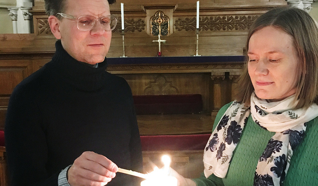 Kantorerna Dag-Ulrik Almqvist och Anne Hätönen låter ljuset från Kristusljuset gå vidare.