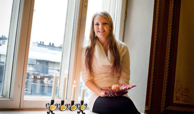 Nora Peltola och hennes tärnor sprider ljus på äldreboenden, skolor och sjukhus. 