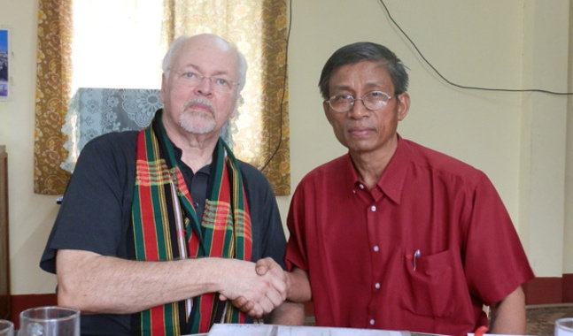 Johan Candelin, ordförande för Martyrkyrkans Vänner, skrev avtal med biskop Andrew Mang Lone.