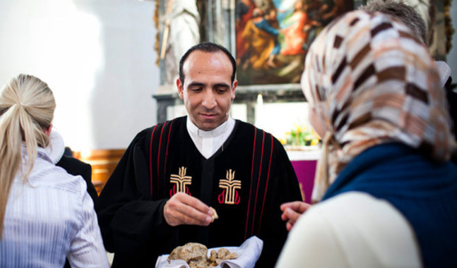 Syriske prästen Hadi Ghantous predikade och delade ut nattvard till bland annat muslimer i dialoggudstjänsten för drygt två veckor sedan.