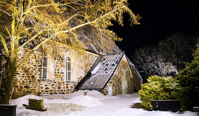 Pargas kyrka i fasadbelysning.