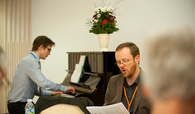 Anders Forsman och Jan Hellberg sjöng, spelade och diskuterade vad en psalm är tillsammans med deltagare på stiftsdagarna i Borgå.