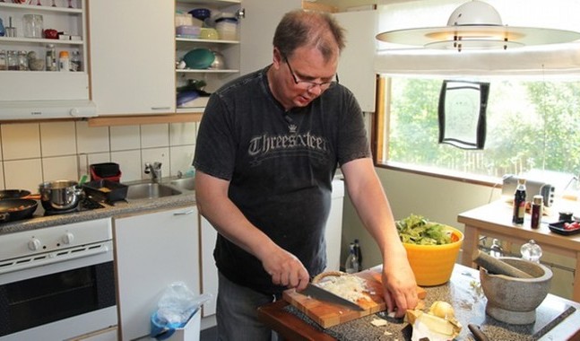 Pizzaätartävling, 100 personer på julmiddag och tv-kameror i köket. Dan Krogars i Pernå gillar matutmaningar. Foto: LIV
