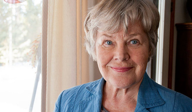 Elisabeth Rehn gillar att sitta i kyrkor och njuta av atmosfären.