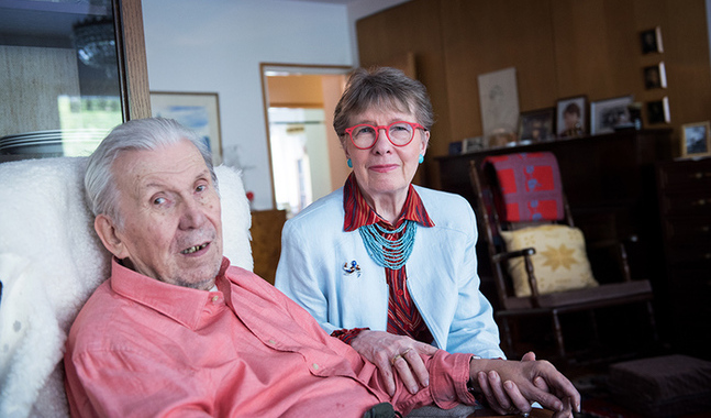 De träffades i början av 90-talet. Sirkka-Liisa Kiveläs bakgrund som professor och forskare i geriatrik hjälper henne i vården av minnessjuka Mauri Akkanen.