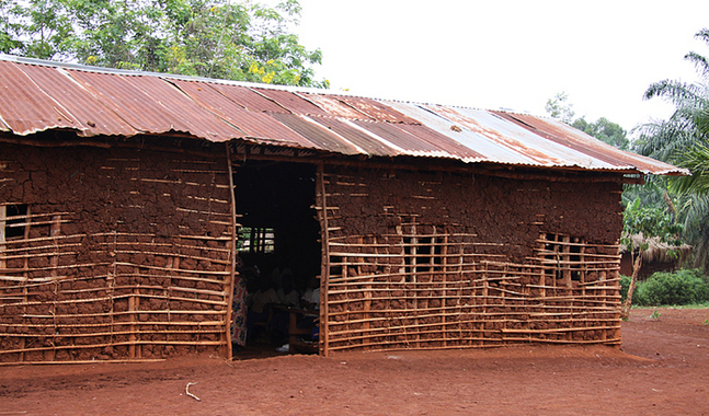 Den nuvarande Tendelaskolan är byggd av pinnar och lera och kräver ständiga reparationer.