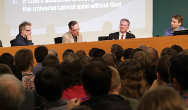 Kari Enqvist (t.v.) och William Lane Craig (andra f.h.) diskuterade Guds existens på Veritas Forum i Helsingfors.